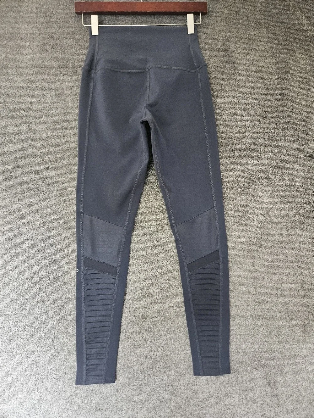 Alo Yoga High-Waist Moto Legging in the anthracite gray Color Size S